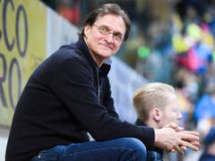 Für Arno Del Curto und die ZSC Lions sieht es nach dem 2:1 nach Penaltyschiessen über Langnau wieder etwas besser aus. Der ZSC gewann, obwohl er gegen Langnau vor dem Penaltyschiessen bloss zu 15 Torschüssen gekommen war (Bild: KEYSTONE/GIAN EHRENZELLER)