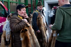 Eine kurze Pause muss sein: Bevor die Felle in der Halle feilgeboten werden.
