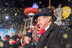Alt Regierungsrat Willi Haag kam 2004 die Föbü-Ehre zuteil. Er wollte als eine seiner ersten grossen Taten in der Pfalz alle grossen Parkplätze mit Gebühren belegen. Trotz Widerstand der Bevölkerung krebste er nicht zurück und zeigte «Födle». (Bild: Michel Canonica)