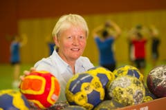 Sie ist eine waschechte Stadtsanktgallerin: Christa Zingg ist im Lachen-Quartier aufgewachsen und führte den LC Brühl als Geschäftsführerin zu grossen Erfolgen. Eine zum «Ross stäle» sei sie, schrieben die Föbüs in Zinggs Ehrung 1998. Dem LC Brühl ist sie denn auch bis heute treu, sie betreut das Sponsoring des Handball-Vereins. (Bild: Michel Canonica)
