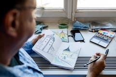 Der Architekt Eric Elzinga (55) studiert das Reussufer draussen vor dem Museum.