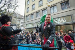 Adrian Osterwalder wurde 2014 für seine grossen Bemühungen um die «Appowila Highland Games» in Abtwil geehrt. Und dafür, dass er Anfang März 2013 Herbert Grönemeyer zum Konzert in die Region gelotst hatte. Hier lässt er sich am Umzug feiern. (Bild: Urs Bucher)