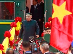An der vietnamesischen Grenze ist der Diktator Nordkoreas Kim Jong Un am Dienstag vom gepanzerten Zug auf ein Fahrzeug umgestiegen. (Bild: KEYSTONE/EPA VIETNAM NEWS AGENCY/STR)