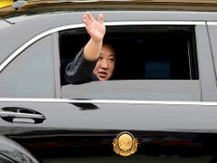 Der nordkoreanische Diktator Kim Jong Un ist am Dienstag in Hanoi angekommen, um dort den amerikanischen Präsidenten Donald Trump zu treffen. (Bild: KEYSTONE/AP/MINH HOANG)