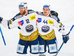 Auch für Ambri-Piotta lief die Runde perfekt: 2:1-Sieg in Lausanne dank einem Assist und einem Tor von Nick Plastino (Nr. 44) (Bild: KEYSTONE/VALENTIN FLAURAUD)