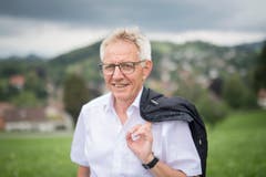 Der langjährige SRF-Bundehauskorrespondent Hanspeter Trütsch war 2015 der letzte, der mit der alten Konfetti-Kanone verschossen wurde. Und das mit gutem Grund: Trütsch erlitt mehrere Schnitte, seither wird nicht mehr mit Schwarzpulver, sondern mit Druckluft geschossen. (Bild: Benjamin Manser)