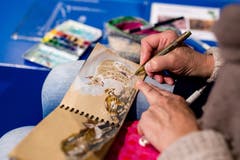 Die Stile und Stifte reichen von Aquarell...