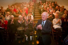 Er war Zahlenchef der Olma, kaufmännischer Direktor des Stadttheaters und übernahm 1971 den Kostümverleih Jäger neben der Kellerbühne: Oskar Fritschi war ein Stadtoriginal. Das erkannten die Ehren-Föbüs schon 1989 und nahmen ihn in die Zunft auf. Im Februar 2018 starb Oskar Fritschi 89-jährig. (Bild: Urs Bucher)