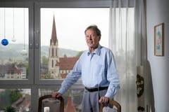 Als Don Camillo trat er auf die Bühne, der damalige Stadtpräsident Heinz Christen hiess ihn als Peppone verkleidet willkommen. Stadtpfarrer Alfons Sonderegger wurde 1997 Ehren-Föbü. Hier 2014 vor seiner Kirche St.Otmar. (Bild: Urs Jaudas)