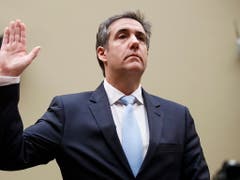 Die Wahrheit, und nichts als die Wahrheit: Michael Cohen, der frühere Anwalt des heutigen US-Präsidenten Donald Trump, schwört vor dem US-Kongress vor der Anhörung. (Bild: KEYSTONE/EPA/SHAWN THEW)