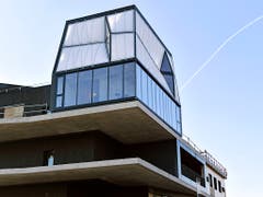 Auf der obersten Plattform des Experimentalgebäudes «Nest» thront das «DFAB House». Das unterste Stockwerk bietet einen Aufenthaltsraum, die oberen zwei Etagen beherbergen Gästezimmer. (Bild: KEYSTONE/WALTER BIERI)