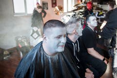 Die weisse "Grundierung" im Gesicht ist gemacht.