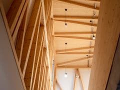 Die Holzverstrebungen wurden an der ETH von zwei Robotern vorfabriziert und zusammengesetzt. Anschliessend wurden sie als «Skelette» ganzer Räume verbaut. (Bild: KEYSTONE/WALTER BIERI)