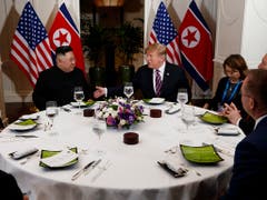 Donald Trump und Kim Jong Un beim gemeinsamen Dinner am Mittwoch in Hanoi. (Bild: KEYSTONE/AP/EVAN VUCCI)