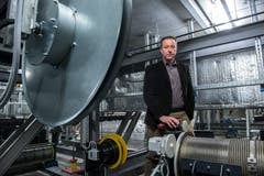 Jürg Schär, Leiter Technik und Sicherheit des KKL, zeigt uns das Zwischendach, wo das Canopy bewegt wird.