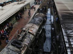 Der Zug brannte komplett aus, nachdem er in einen Betonblock gerast war. (Bild: KEYSTONE/EPA/MOHAMED HOSSAM)