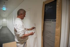 Maler René Spögler beim Spachteln und Ausbessern der Wände.