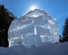 Ein Iglu bei Töbelihütten. Ob in dem Eishotel auch übernachtet wurde? (Bild: Franz Häusler)
