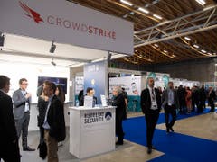 Besucher an einem der Stände der Swiss Cyber Security Days. (Bild: KEYSTONE/ANTHONY ANEX)