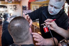 Genau und liebevolle Arbeit beim Schminken ist gefragt.