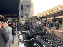 Ein zerstörter Zug im Hauptbahnhof Ramses in Kairo. (Bild: Keystone/EPA/KHALED ELFIQI)