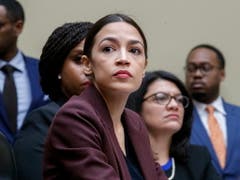 Demokratin Alexandria Ocasio-Cortez war nur eine von zahlreichen Zuhörenden bei der Anhörung von Michael Cohen vor dem Kongress. (Bild: KEYSTONE/EPA/SHAWN THEW)