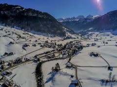 Drohnenblick auf das Dorf Stein im Toggenburg und die Churfirsten. (Bild: Renato Maciariello)