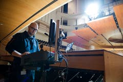 Elektrotechniker und Bauleiter Dirk Kindler justiert unter anderem die Steuerung des Canopys neu.