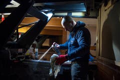 Matthias Schulze entfettet und fettet unter der Bühne 41 Spindeln neu.