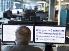 Foto-Auswahl im Newsroom von Keystone-SDA in Bern. (Bild: Keystone/GAETAN BALLY)