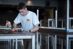 Justin Flüeler ölt die Tische im World Café.