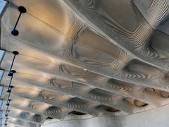 Die neuen Baumethoden eröffnen auch neue Gestaltungsmöglichkeiten, wie die Geschossdecke eindrücklich zeigt. (Bild: KEYSTONE/WALTER BIERI)