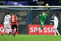 FCZ-Torhüter Andris Vanins muss sich wegen eines Krienser Abschlusses strecken. (Bild: Walter Bieri/Keystone (Zürich, 28. Februar 2019))