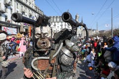 Rätsch-Häxe Lozärn und die Guggemusig Rüssgusler mit dem Motto Grüschted för d Zuekonft.