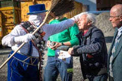 Senn Robi erhält eine Frisurverbesserung. (Bild: Christian H. Hildebrand, (Unterägeri, 28.Februar 2019))