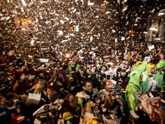 Tausende Fasnächtler waren schon in den frühen Morgenstunden in Luzern auf den Beinen. (Bild: KEYSTONE/ALEXANDRA WEY)