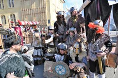 Diese Wikinger-Krieger kamen in voller Rüstung an den Umzug.