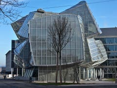Auch in der Schweiz hat Frank Gehry seine Spuren hinterlassen: das Verwaltungsgebäude auf dem Novartis-Campus. (KEYSTONE/Gaetan Bally) (Bild: KEYSTONE/GAETAN BALLY)