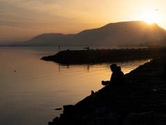 Als in Neuenburg die Sonne am Donnerstag unterging, war es zuvor an einem Februartag mit 18,6 Grad noch nie so warm in diesem Wintermonat. (Bild: KEYSTONE/ANTHONY ANEX)