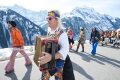 Die Unterschächner Fasnächtler ziehen auf der Klausen-Passstrasse oberhalb von Urigen Richtung Bergli. (Bild: Christof Hirtler, 28. Februar 2019)