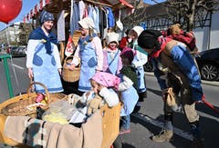 Nochmals taucht mit der Tschyfärä Zunft aus Alpnach an der Fasnacht eines der ausgestorbenen Dorflädeli von anno dazumal auf.