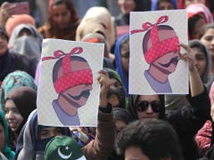 Aufgeputschte Stimmung: Kundgebungsteilnehmerinnen halten in Lahore Bilder des gefangen genommenen indischen Piloten in die Höhe und rufen anti-indische Parolen. (Bild: KEYSTONE/EPA/RAHAT DAR)