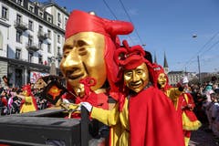 Jubiläumsparade 200 Jahre MLG mit den Chappelgnome Lozärn, Nostradamus Lozärn und der Maskenliebhaber-Gesellschaft der Stadt Luzern (MLG).