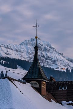 Die Kirche in Urnäsch verpasst dem Säntis eine neue Antenne. (Bild: Luciano Pau)