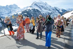 Die Unterschächner Fasnächtler ziehen auf der Klausen-Passstrasse oberhalb von Urigen Richtung Bergli. (Bild: Christof Hirtler, 28. Februar 2019)