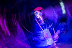 Die Drummerin der Guggenmusik Profis-Ohrisch aus Baar. (Bild: Christian H. Hildebrand, (Zug, 28. Februar 2019))