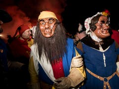 Bruder Fritschi kämpft sich durch das Getümmel der Luzerner Altstadt. (Bild: KEYSTONE/ALEXANDRA WEY)