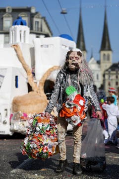 Krampus Lozärn mit dem Motto «Weniger Plastik ist Meer». (Bild: Philipp Schmidli)