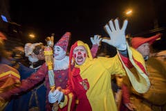 Mit dem Urknall und der Fritschitagwache beginnt die Fasnacht 2019 in Luzern. (Bild: Pius Amrein, Luzern, 28. Februar 2019)