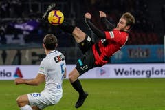 Akrobatisch: Der Krienser Nico Siegrist. (Bild: Andy Müller/freshfocus (Zürich, 28. Februar 2019))